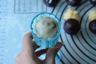 馅儿包入是从底部往上推，将馅儿包裹住。将面团粘上少量的玉米淀粉，在模具类撒一些玉米淀粉，收口朝上放入月饼模具中。