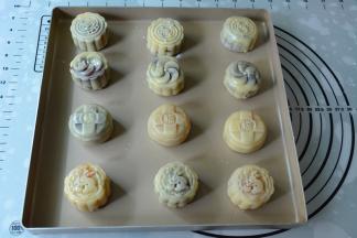 将月饼放在铺上油纸的烤盘轻轻压出花型就可以啦。