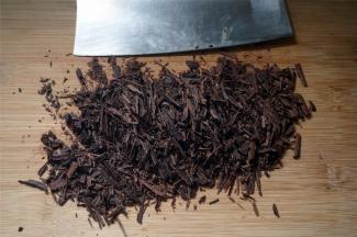 制作巧克力慕斯：将65克黑巧克力尽量切碎。