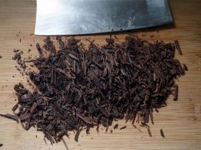制作巧克力慕斯：将65克黑巧克力尽量切碎。