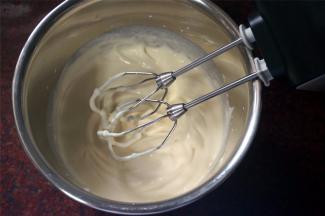 将淡奶油打发至绵密，稍微垂落的状态，冷藏备用。