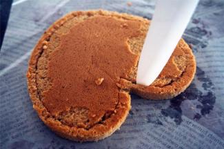 取一片蛋糕体，裁去1厘米左右的边缘，备用。