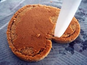 取一片蛋糕体，裁去1厘米左右的边缘，备用。