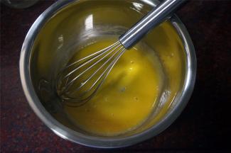 制作安格斯酱：蛋黄1个，细砂糖13克，搅拌至糖融化。