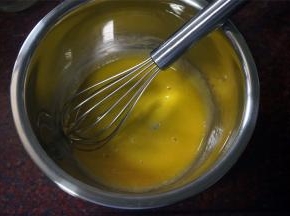 制作安格斯酱：蛋黄1个，细砂糖13克，搅拌至糖融化。