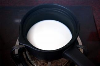 用奶锅将90克牛奶，12克细砂糖，煮沸。