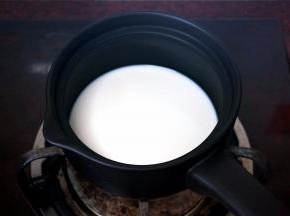 用奶锅将90克牛奶，12克细砂糖，煮沸。