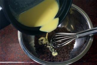 将安格斯酱分3次倒入到黑巧克力碎中，每次加入时都要充分搅拌。安格斯酱全部倒入后，混合物要拌至顺滑的状态。