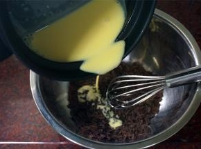 将安格斯酱分3次倒入到黑巧克力碎中，每次加入时都要充分搅拌。安格斯酱全部倒入后，混合物要拌至顺滑的状态。