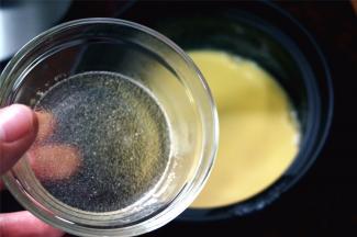 熄火后，放入已用10克水浸软的吉利丁粉，用余温将其融化。