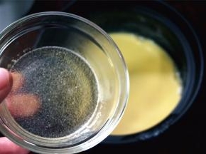 熄火后，放入已用10克水浸软的吉利丁粉，用余温将其融化。