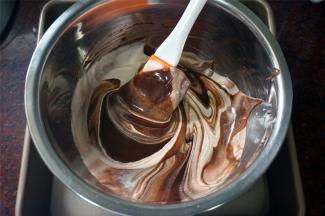 将打蛋盆置于冰水中，让巧克力冷却凝固至出现浓稠度，然后加入之前打发了的淡奶油，翻拌均匀，巧克力慕斯液完成。