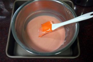 桃红巧克力慕斯液的做法跟黑巧克力慕斯液的一致。