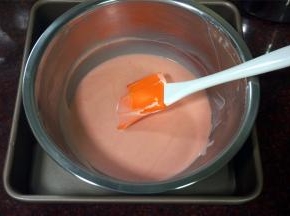 桃红巧克力慕斯液的做法跟黑巧克力慕斯液的一致。