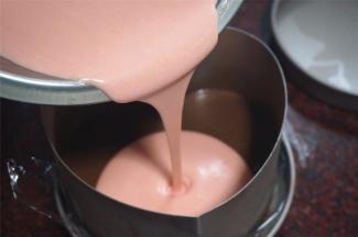 经冷藏的黑巧克力慕斯表层已经凝固，可以倒入第二层慕斯液。