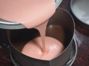 经冷藏的黑巧克力慕斯表层已经凝固，可以倒入第二层慕斯液。