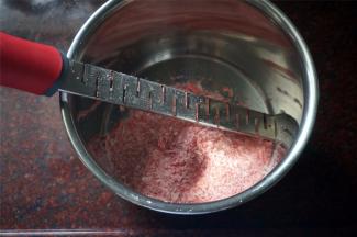 第二层的巧克力用的是桃红色的代可可脂巧克力，借助巧克力磨刀磨碎。