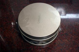 轻轻震荡一下气泡，然后盖上顶盖，冷藏4个小时左右即可。