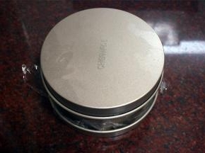 轻轻震荡一下气泡，然后盖上顶盖，冷藏4个小时左右即可。