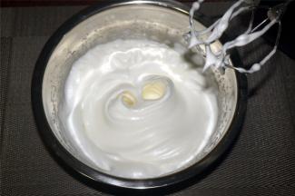 打发蛋白：蛋白加入盐，柠檬汁，分次加入共33克细砂糖，打发至中性发泡（倒置容器，蛋白不会流出），放置一旁备用。