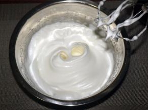 打发蛋白：蛋白加入盐，柠檬汁，分次加入共33克细砂糖，打发至中性发泡（倒置容器，蛋白不会流出），放置一旁备用。