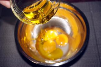 制作面糊：蛋黄中加入13克细砂糖，水，有机亚麻籽油，用打蛋器搅打均匀。