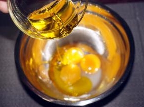 制作面糊：蛋黄中加入13克细砂糖，水，有机亚麻籽油，用打蛋器搅打均匀。