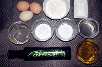 称量食材：鸡蛋3个、戚风蛋糕粉50克、细砂糖46克、水20克、有机亚麻籽油33克、盐1克、柠檬汁2克。