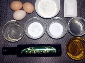 称量食材：鸡蛋3个、戚风蛋糕粉50克、细砂糖46克、水20克、有机亚麻籽油33克、盐1克、柠檬汁2克。