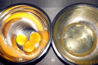 将蛋清和蛋黄分开，分别放在两个无水无油干净的打蛋盆中。