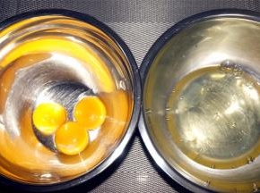 将蛋清和蛋黄分开，分别放在两个无水无油干净的打蛋盆中。