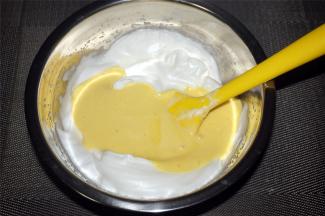 然后将混合物倒入剩余的蛋白中，切拌均匀。