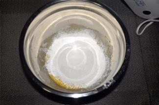 然后筛入戚风蛋糕粉，拌至无干粉状态。