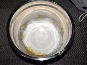 然后筛入戚风蛋糕粉，拌至无干粉状态。