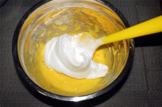 将三分之一的蛋白加入到面糊中，切拌均匀。