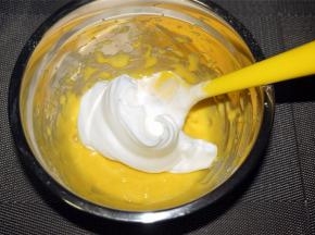 将三分之一的蛋白加入到面糊中，切拌均匀。