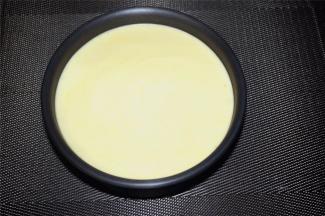 将混合好的面糊，倒入6寸的圆形活底蛋糕模具中，并震荡出大气泡，放入预热好的烤箱中下层，上下火160度，烘烤35分钟左右，出炉后先震荡几下，然后立即倒扣冷却。