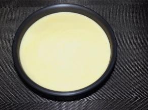 将混合好的面糊，倒入6寸的圆形活底蛋糕模具中，并震荡出大气泡，放入预热好的烤箱中下层，上下火160度，烘烤35分钟左右，出炉后先震荡几下，然后立即倒扣冷却。