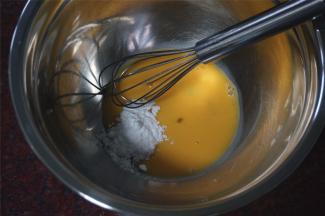 将鸡蛋，糖粉搅打均匀至糖融化。