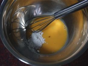 将鸡蛋，糖粉搅打均匀至糖融化。