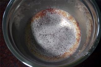 筛入低筋粉和红曲粉，搅拌均匀。