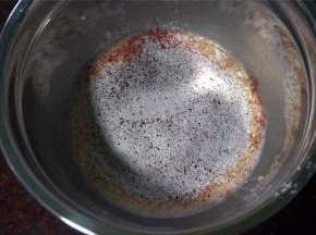 筛入低筋粉和红曲粉，搅拌均匀。