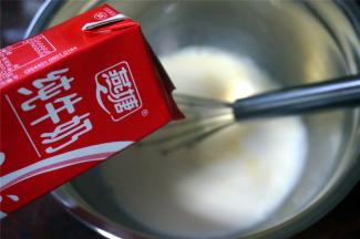 加入纯牛奶，拌均匀。