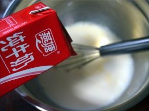 加入纯牛奶，拌均匀。