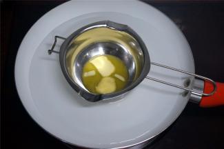 黄油隔水融化后倒入面糊里，拌均。