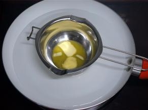 黄油隔水融化后倒入面糊里，拌均。