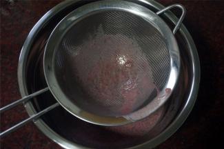 将面糊过筛两三遍。