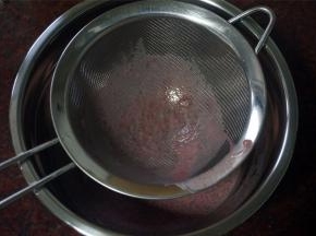 将面糊过筛两三遍。