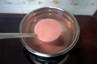 6寸不粘煎锅抹上一层薄薄的油，然后勺入约30毫升的面糊，摊成圆形。