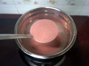 6寸不粘煎锅抹上一层薄薄的油，然后勺入约30毫升的面糊，摊成圆形。